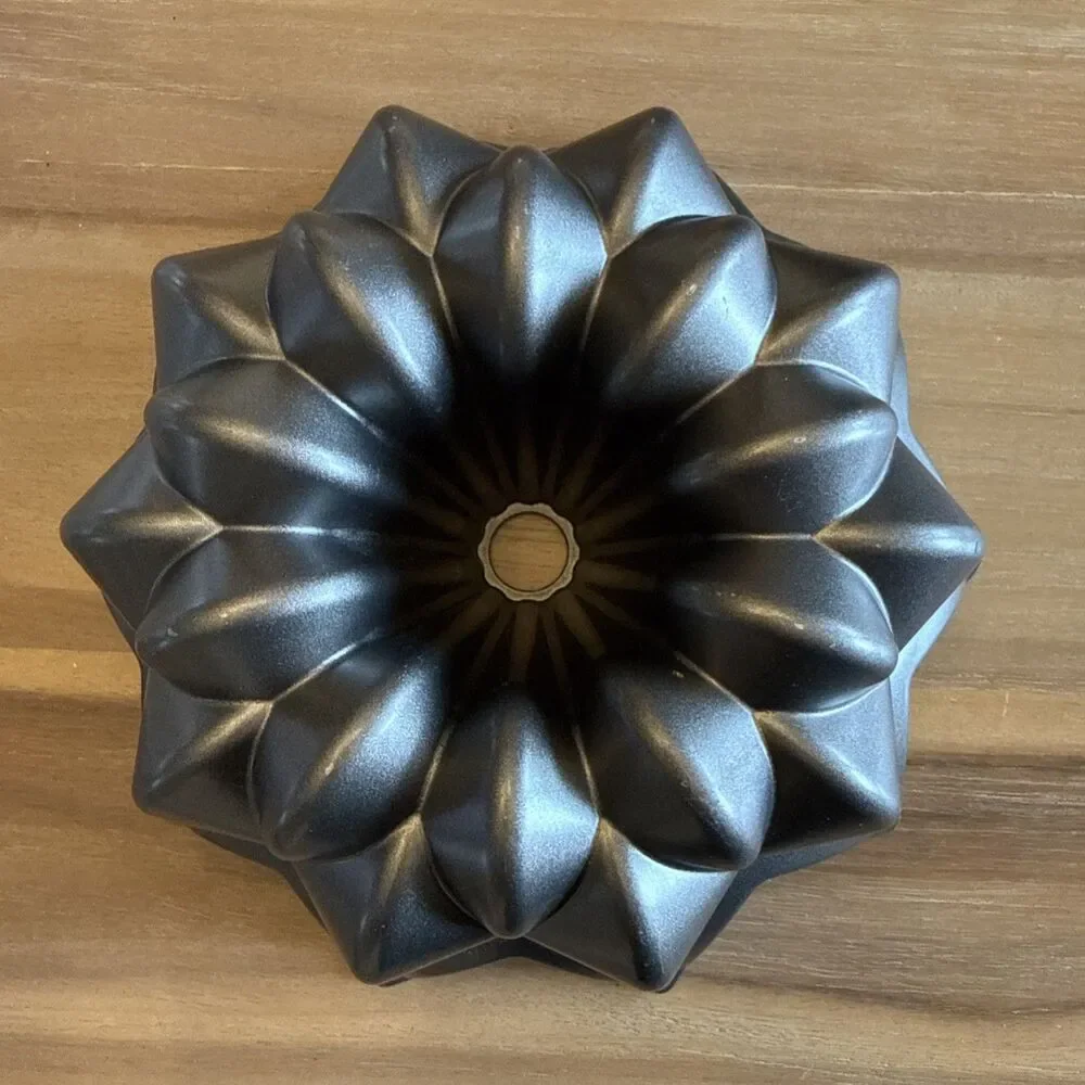 Lot of 2 Bundt Cake Pans Wilton Hearts Nordic Ware Geometric Non-Stick Aluminum - Picture 4 of 7